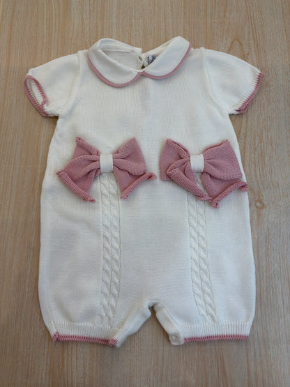 Pagliaccetto Bebè di Almy in filo bianco mezza manica con rifiniture in rosa e fiocchi sul davanti