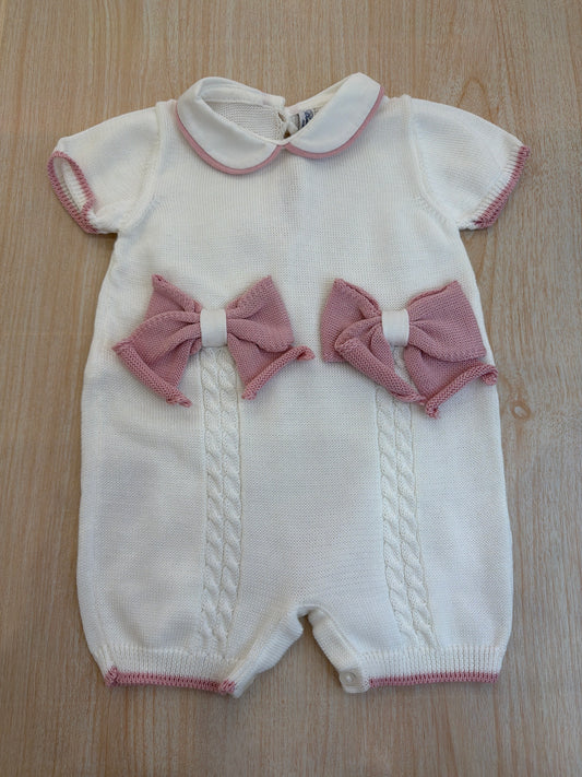 Pagliaccetto Bebè di Almy in filo bianco mezza manica con rifiniture in rosa e fiocchi sul davanti