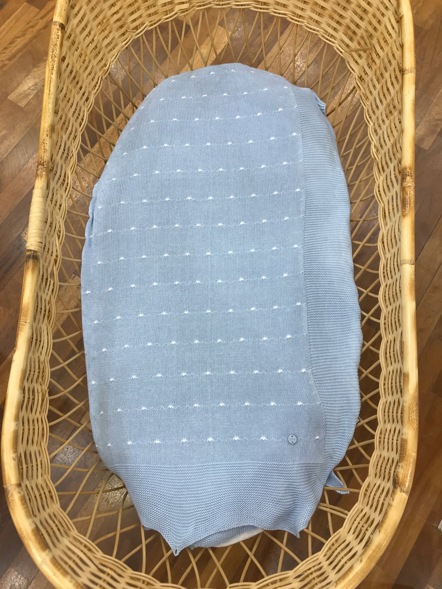 Coperta Paz Rodriguez in filo celeste smerlata con piccoli pois bianchi su tutt'essa