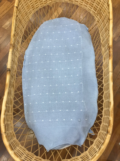 Coperta Paz Rodriguez in filo celeste smerlata con piccoli pois bianchi su tutt'essa