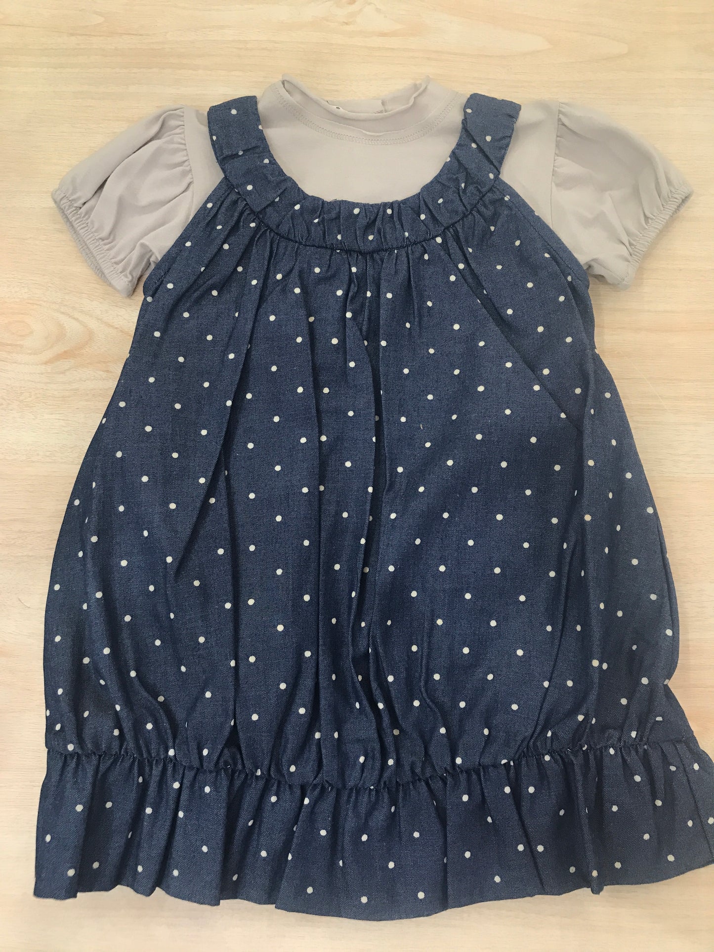 Abito Coccodè in cotone smanicato con rusche con pois bianchi con t-shirt tortora mezza manica