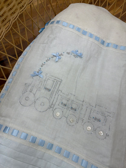 Coperta Ladia in filo bianca e celeste con ricami e lavorazione di strass sul davanti creando un trenino