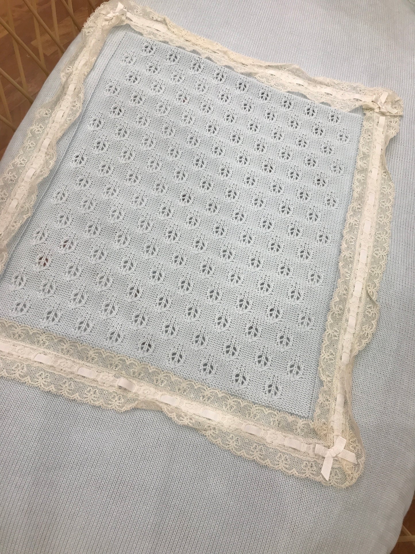 Coperta Bebè di Almy in filo celeste con pizzo ai bordi con riquadro centrale