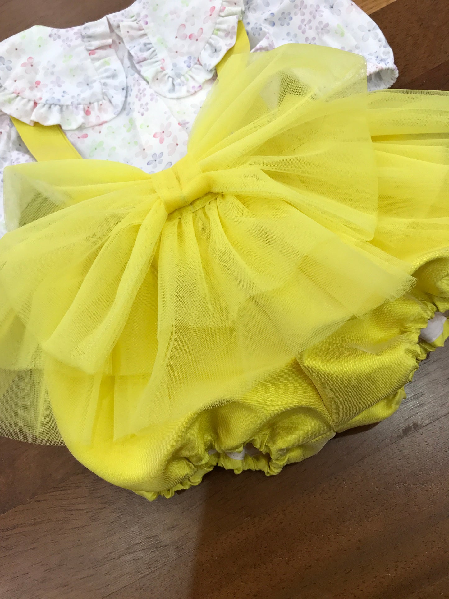 Salopette a'lapage in seta con bretelle con tulle con fiocco sul davanti