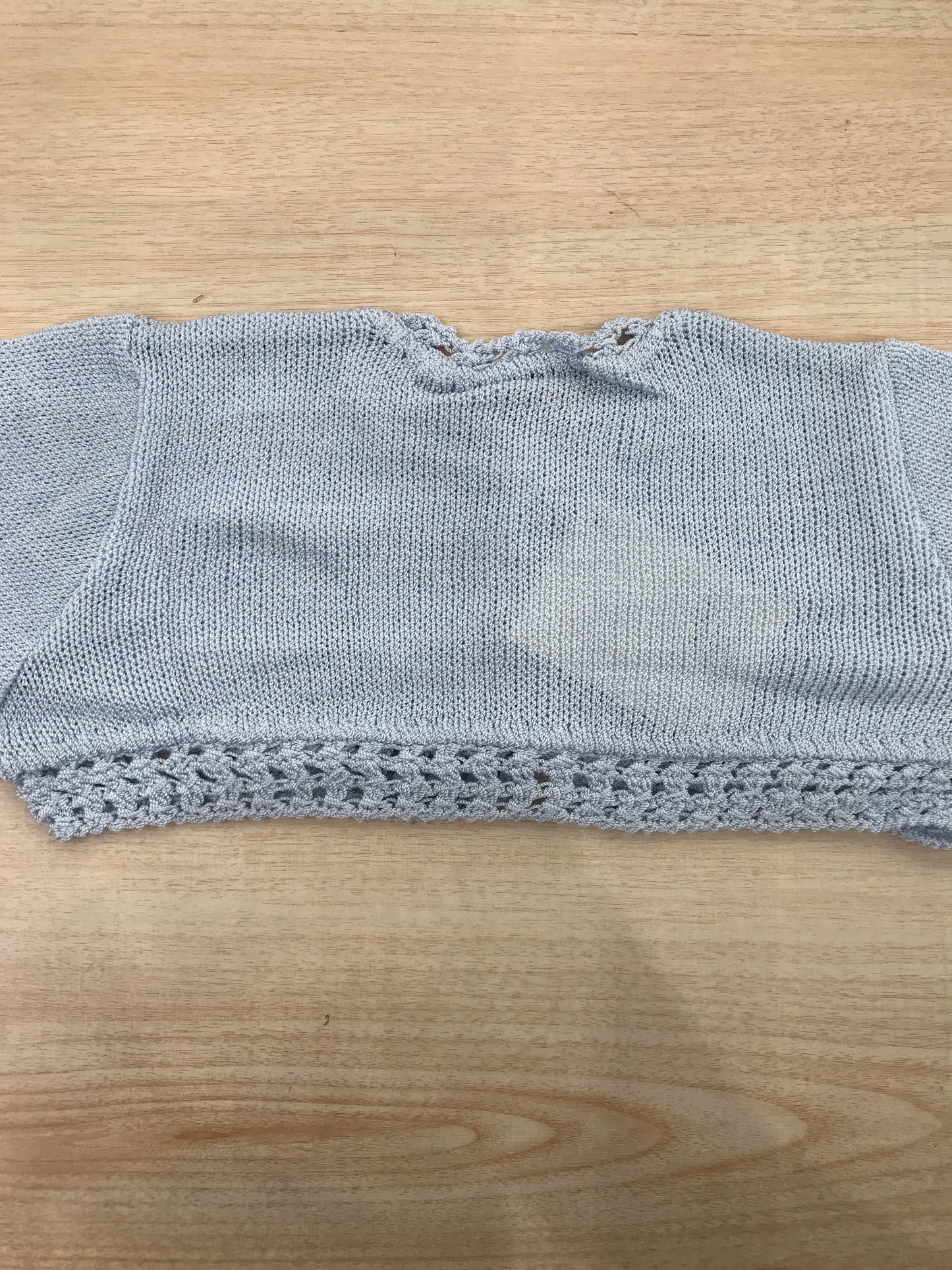 Cardigan Ladia in filo azzurro traforato con bottoncino sul davanti