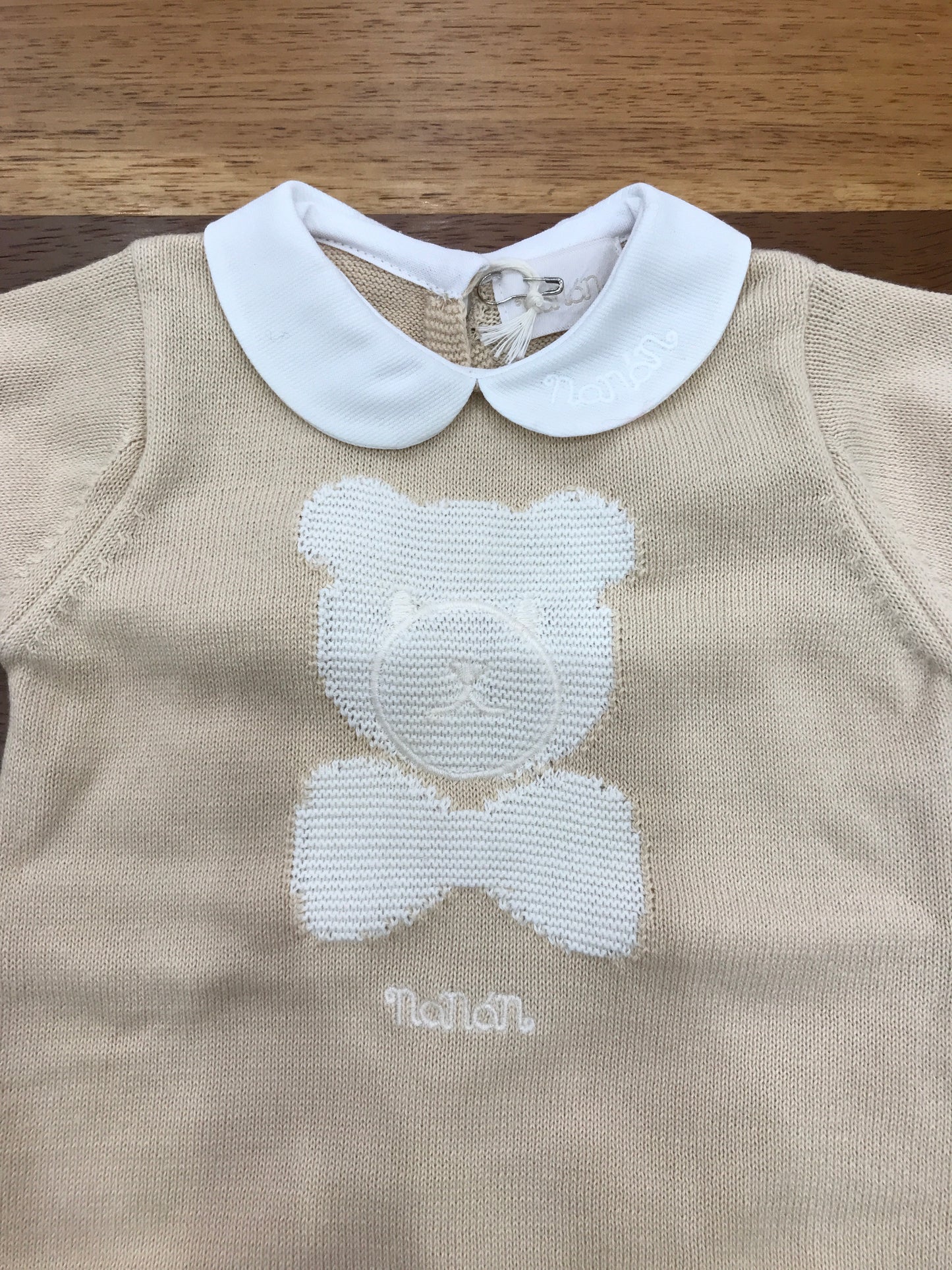 Pagliaccetto Nanan in filo beige e bianco mezza manica collo tondo bianco con orso con papillon in bianco davanti