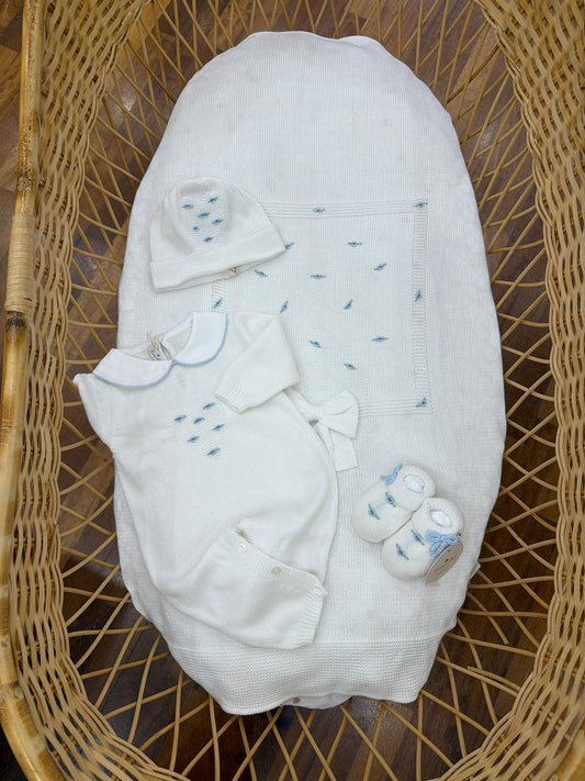 Coordinato nascita Baby Lord in filo bianco con piccole rose celesti ricamate a mano su coperta tutina cappello e babbucce