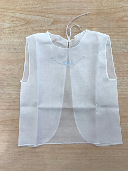Camicino Baby gi in cotone bianco smanicato con pois e fiocchetto celeste ricamato al centro sul davanti