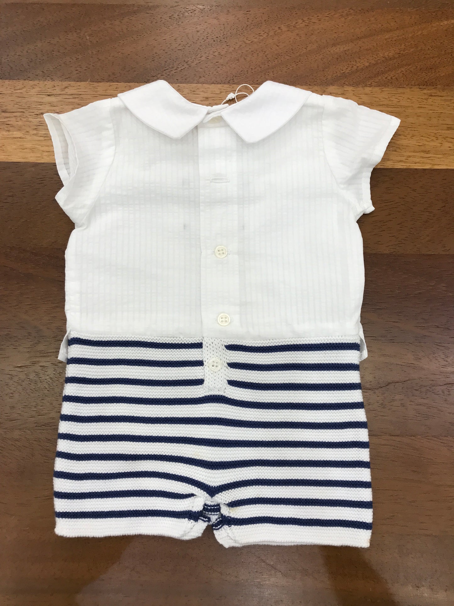 Pagliaccetto Paz Rodriguez in filo bianco e blu a righe il pantalone effetto camicia bianca collo a punta con bottoni blu mezza manica