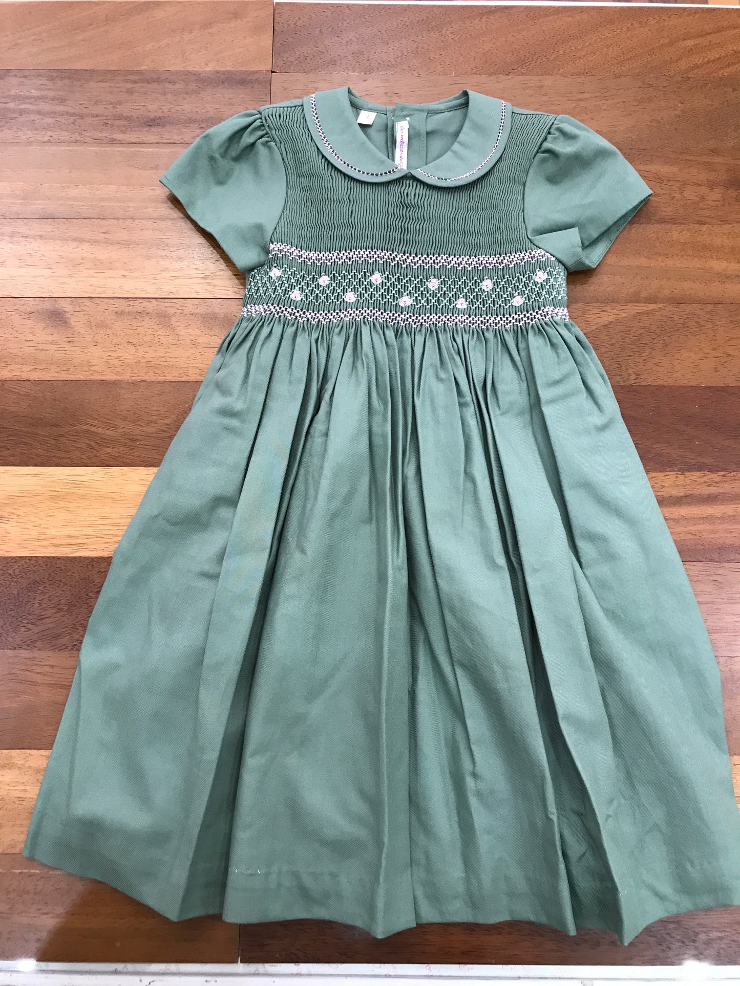 Abitino Les Enfants de Gisele in cotone caldo verde mezza manica punto smock sul corpetto e rose rosa ricamate