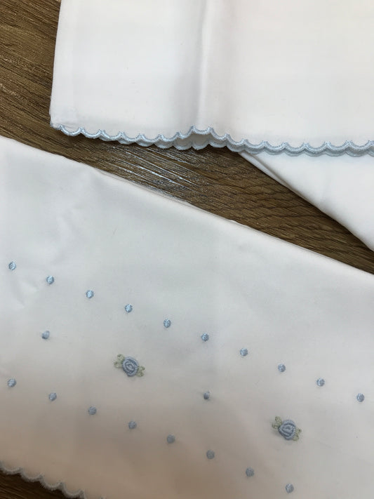 Lenzuolino Pepecè in cotone composto da sotto con angoli federa e lenzuolino che presenta pois e roselline