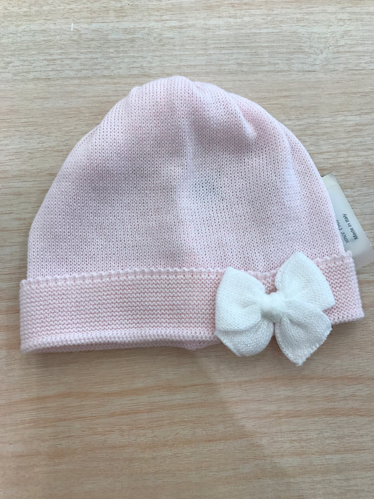 Cappello Baby Lord in filo rosa con risvolto con fiocco bianco