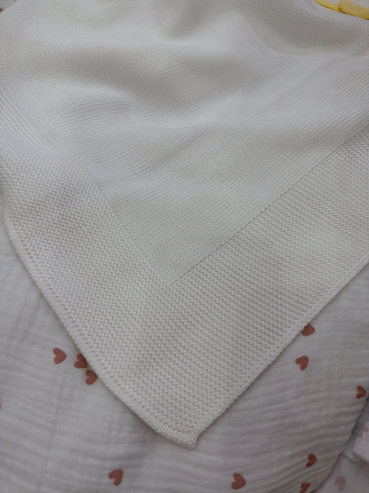 Coperta Baby Lord in filo bianca con passanastro e cuori gialli