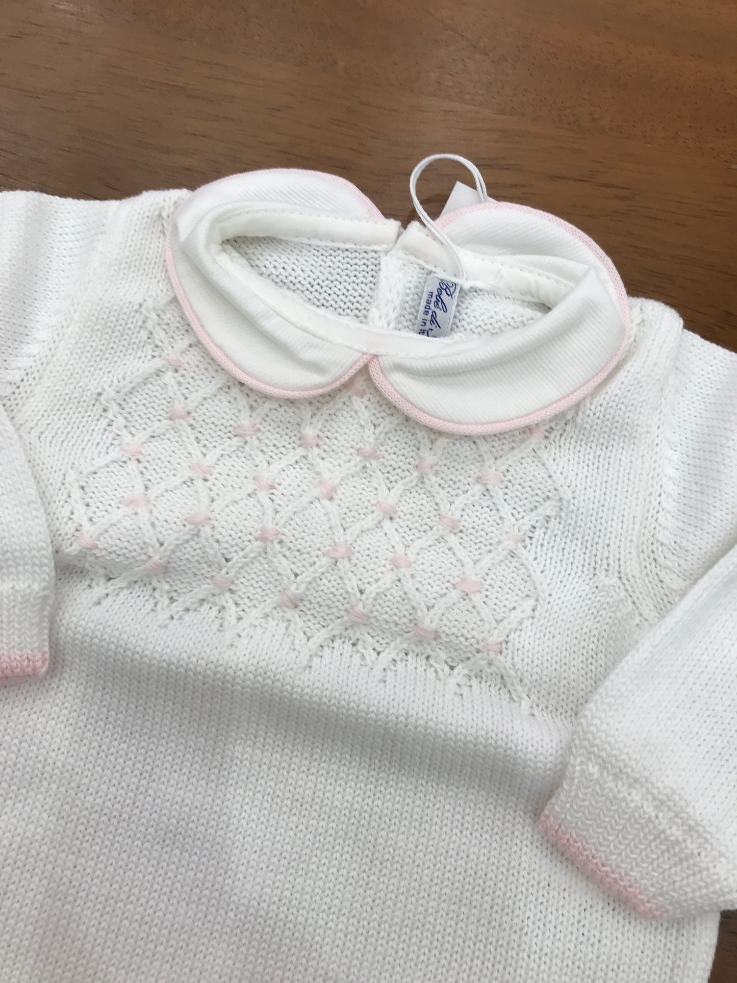 Tutina Bebè di Almy in filo con lavorazione di punto smock rosa con rifiniture in rosa