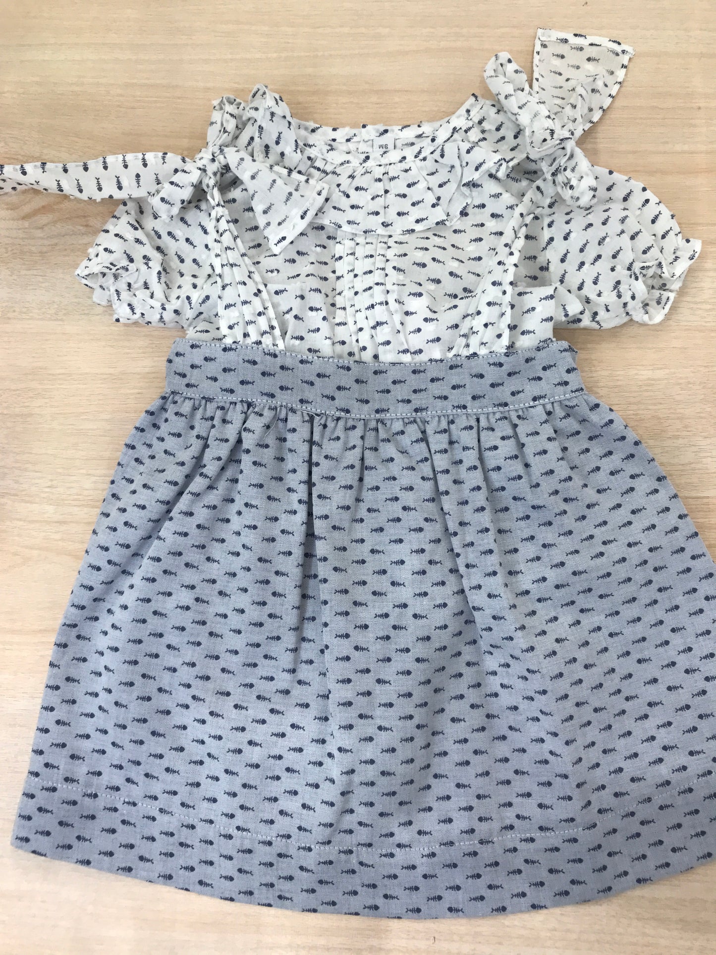 Completo Paloma De La O in cotone camicia mezza manica con rusche con gonna con bretelle con piccoli pesciolini