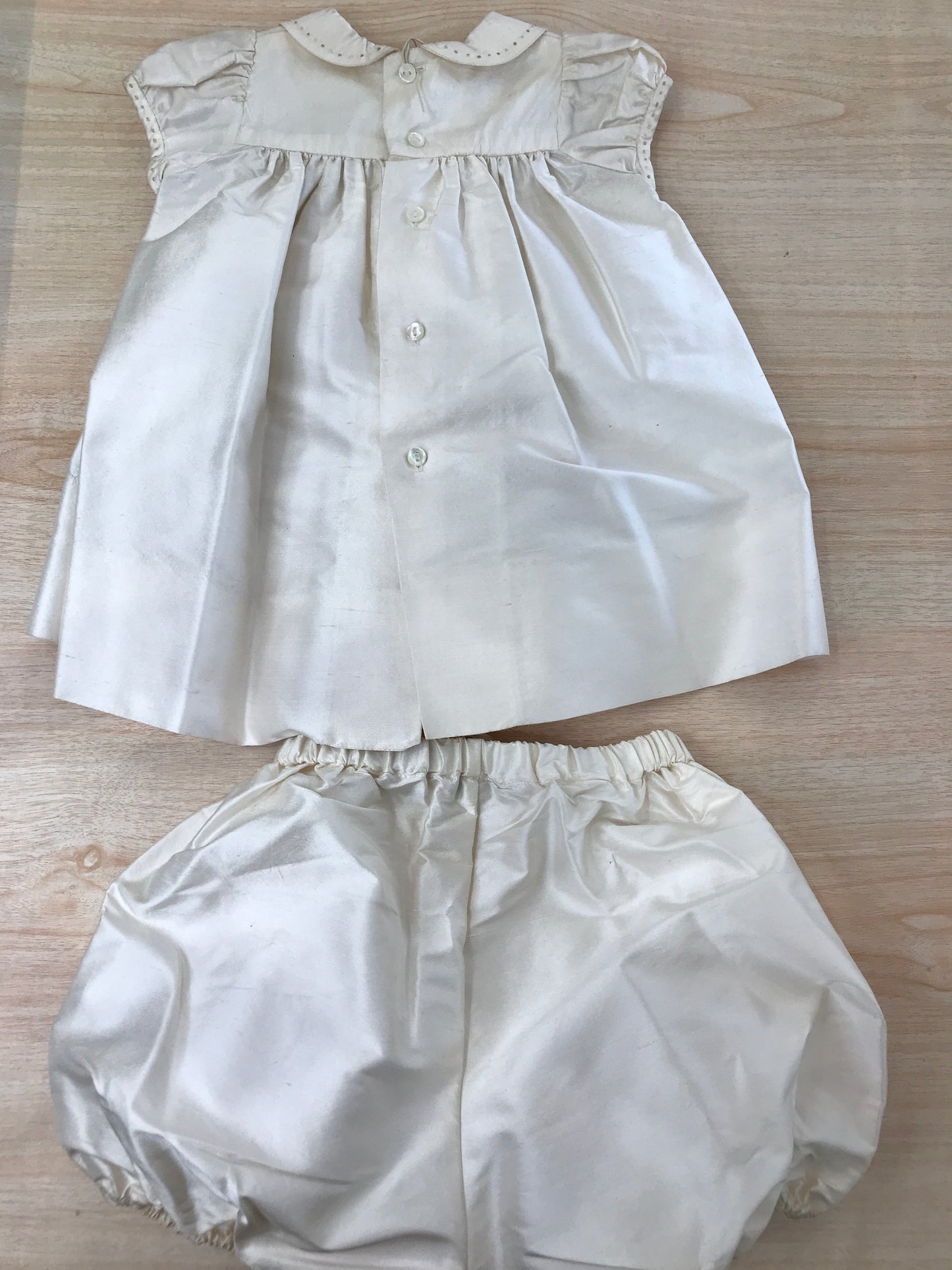 Abito BonPoint in cotone avorio mezza manica con corpetto lavorato da punto smock e fiori con culotte abbinata