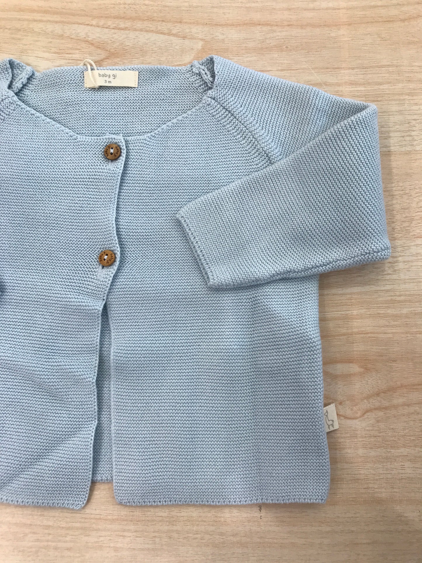 Cardigan BABY GI in filo celeste con due piccoli bottoncini marroni