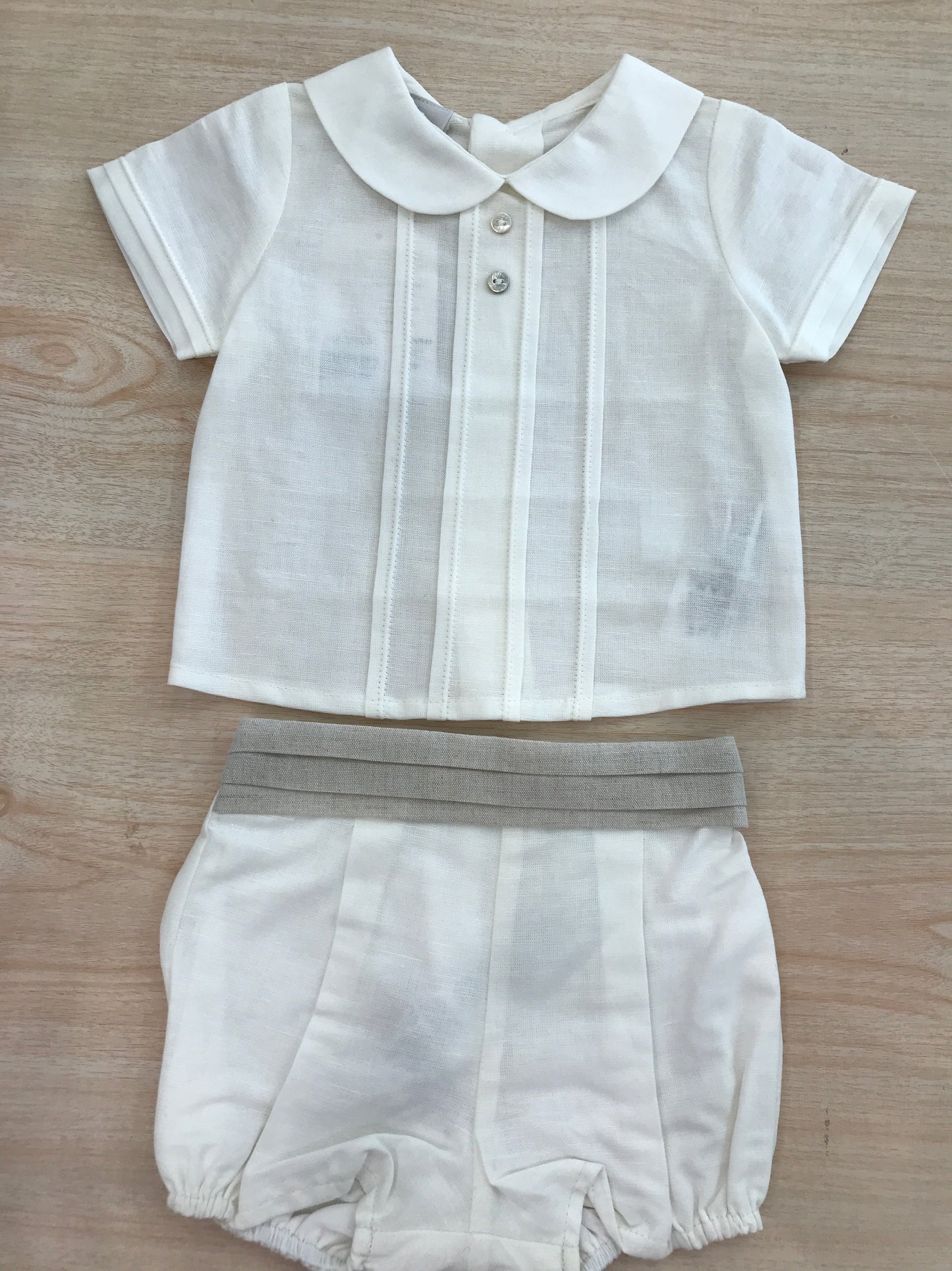 Completo Paz Rodriguez in cotone camicia mezza manica con pieghe con pantalone corto e fascia invita tortora a pieghe