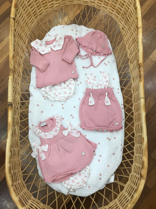 Coordinato nascita Paz Rodriguez in filo rosa con rusche e dettagli in bianco con fiori rosa