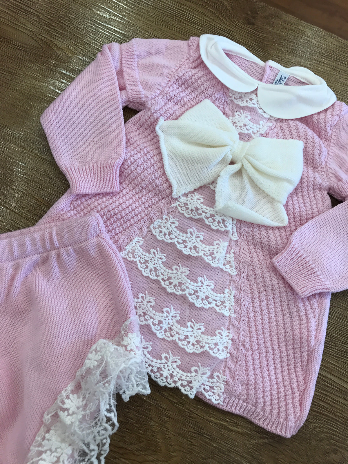 Completo Bebè di almy in lana due pezzi rosa con pizzo e fiocco sul davanti con culotte abbinata