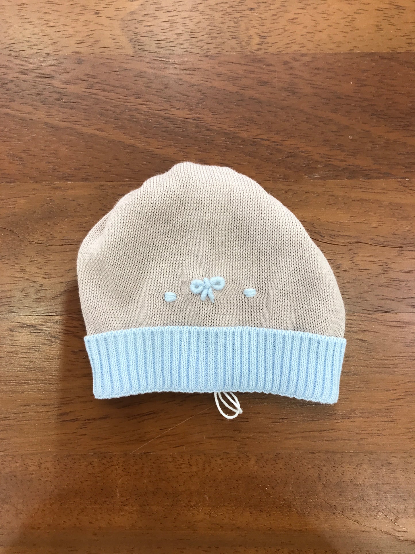 Cappello Baby Lord in filo tortora con risvolto celeste con pois e fiocchetto ricamati a mano