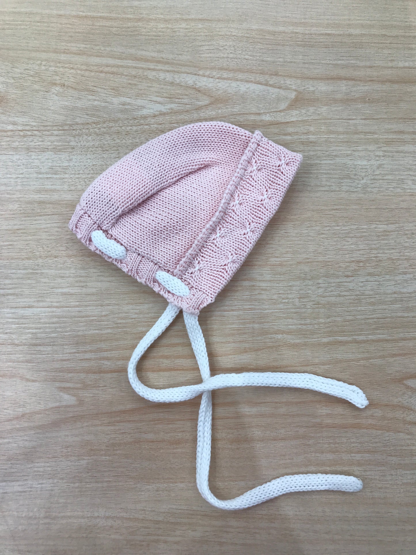 Cuffietta Colibrì in filo rosa con lavorazione di punto smock bianco