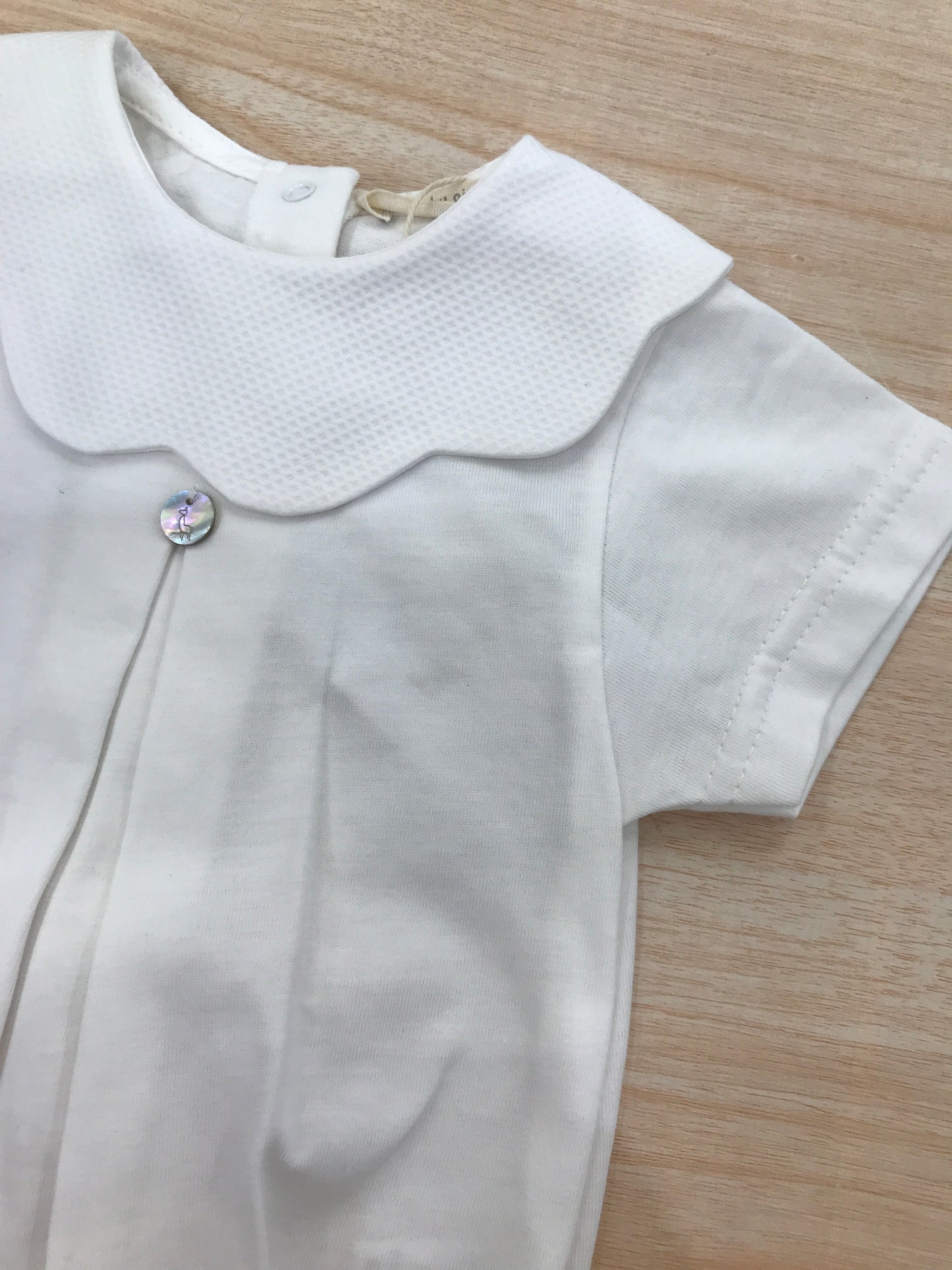 Pagliaccetto Baby Gi in cotone mezza manica con collo smerlato con rusche in piquet