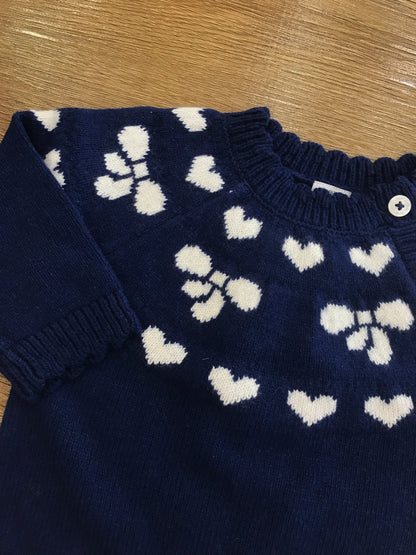 Maglioncino Petit Bateau blu scuro con cuoricini e fiocchetti bianchi ricamati con piccoli bottoncini laterali