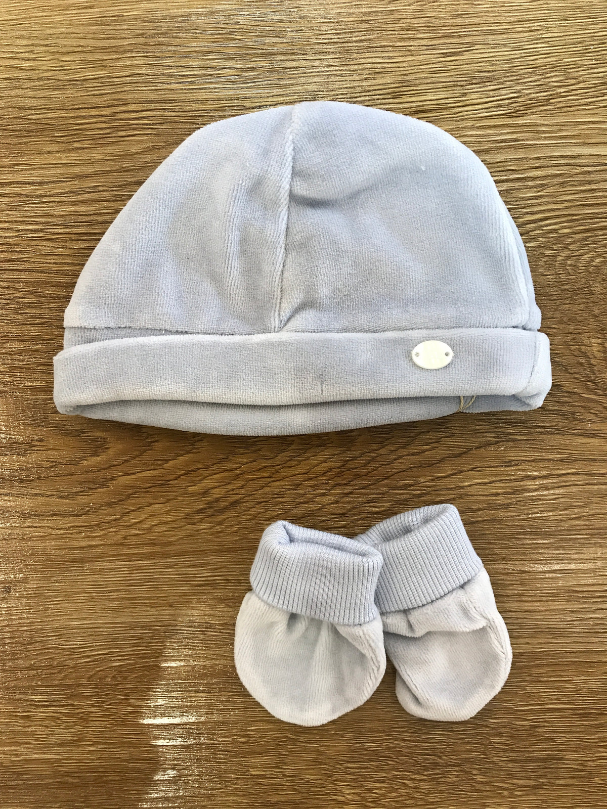 Cappello con muffole Martin Aranda in ciniglia celeste polvere