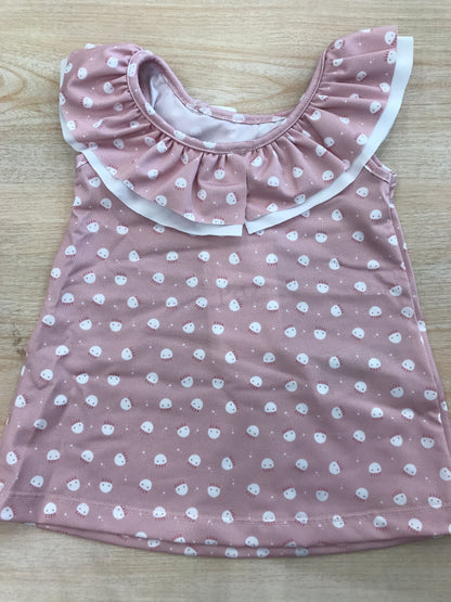Copricostume Paz Rodriguez rosa con bretelle con rusche con piccoli animaletti bianchi