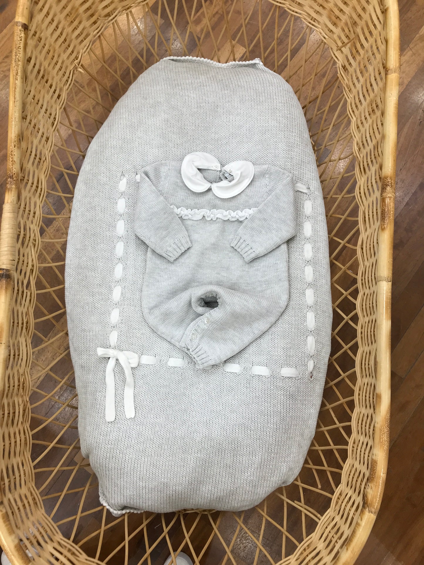 Coordinato nascita Colibrì in filo grigio coperta con passanastro bianco tutina con rusche bianca