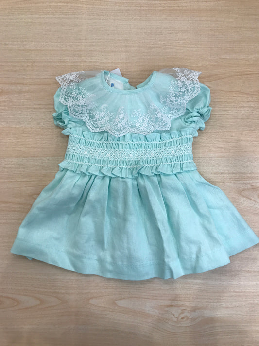 Abito Fofettes in cotone mezza manica a sbuffo con collo rifinito da una balza in tulle rifinita da pizzo e fascia smerlata lavorata sul davanti chiusa sul retro con fioccone