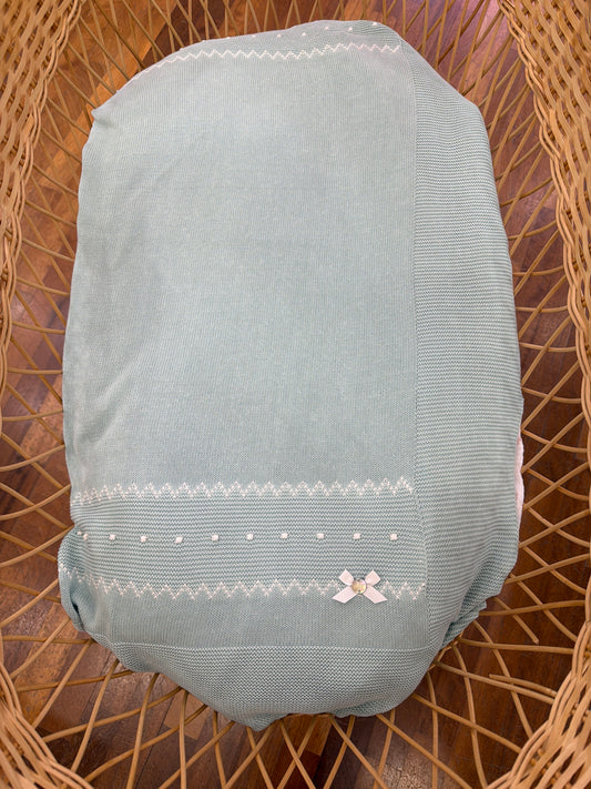 Coperta Paz Rodriguez in filo verde smerlata con ricami in bianco e pois