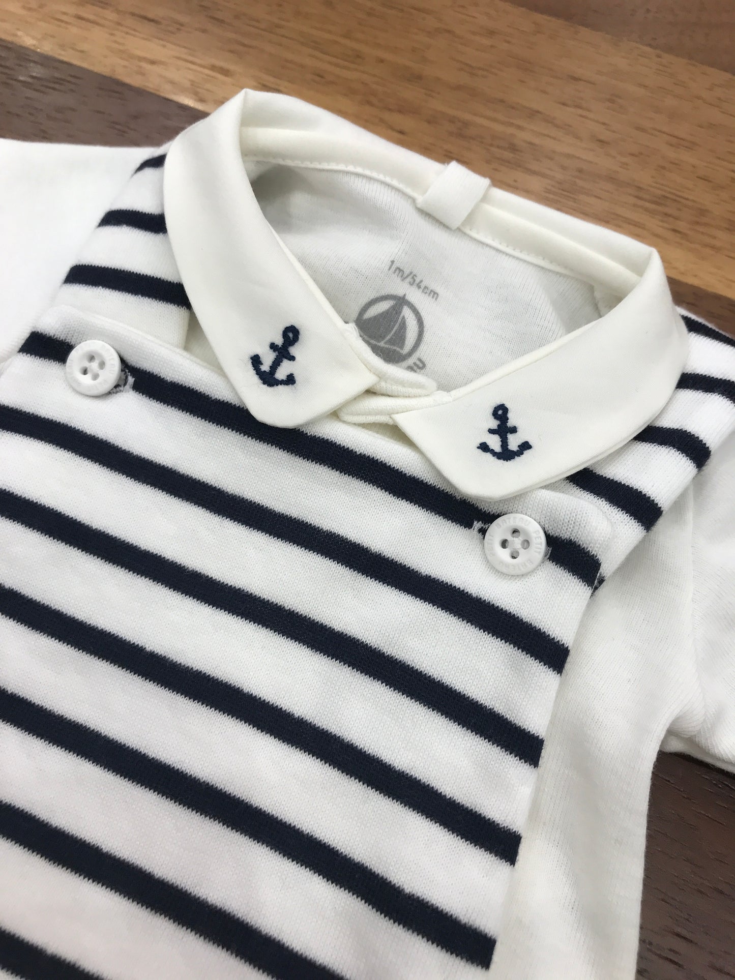 Pagliaccetto Petit Bateau in cotone a righe bianche e blu salopette on body con collo tondo con ancore ricamate