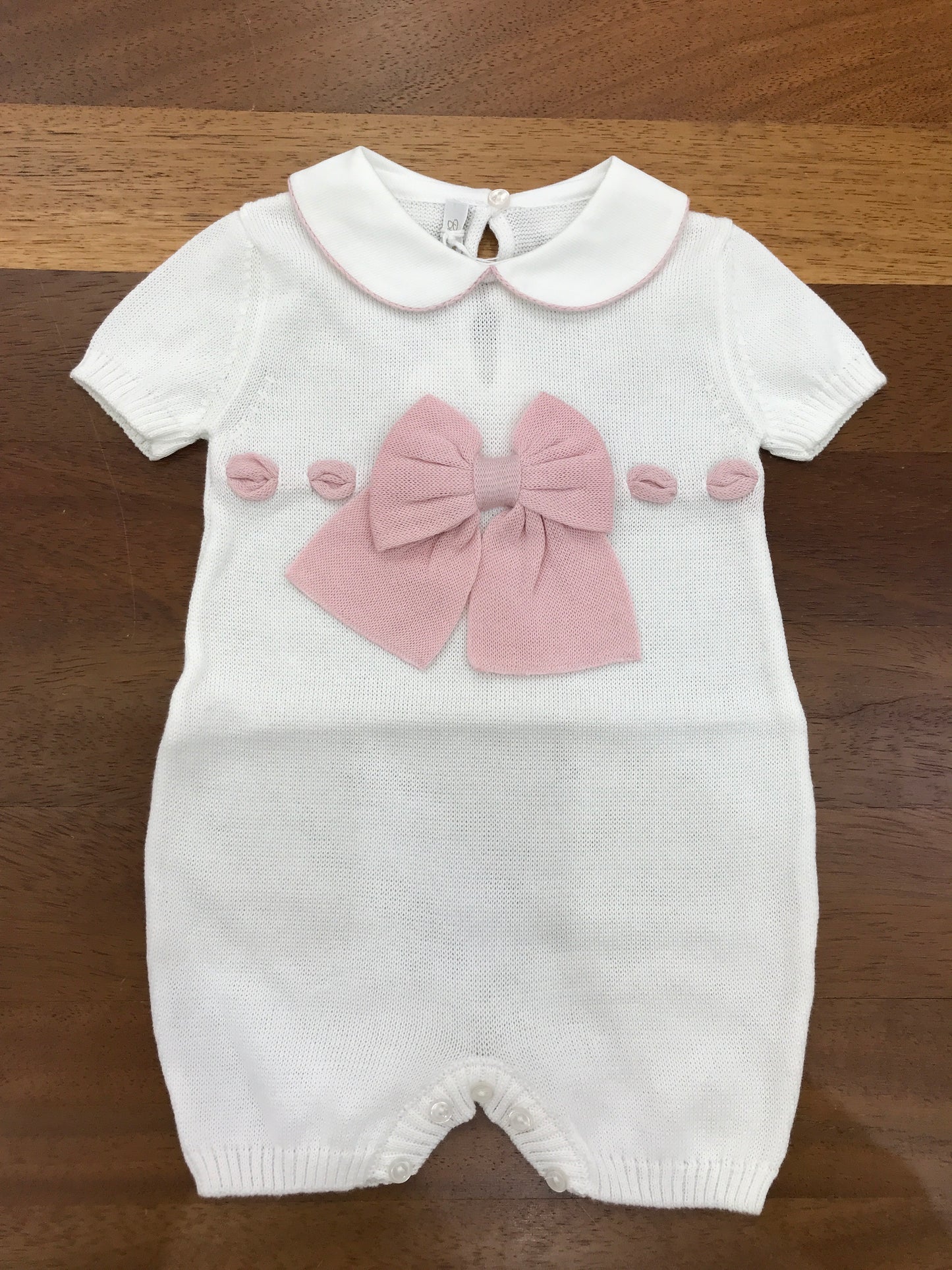 Pagliaccetto Baby Lord in filo bianco mezza manica con fiocco centrale rosa antico