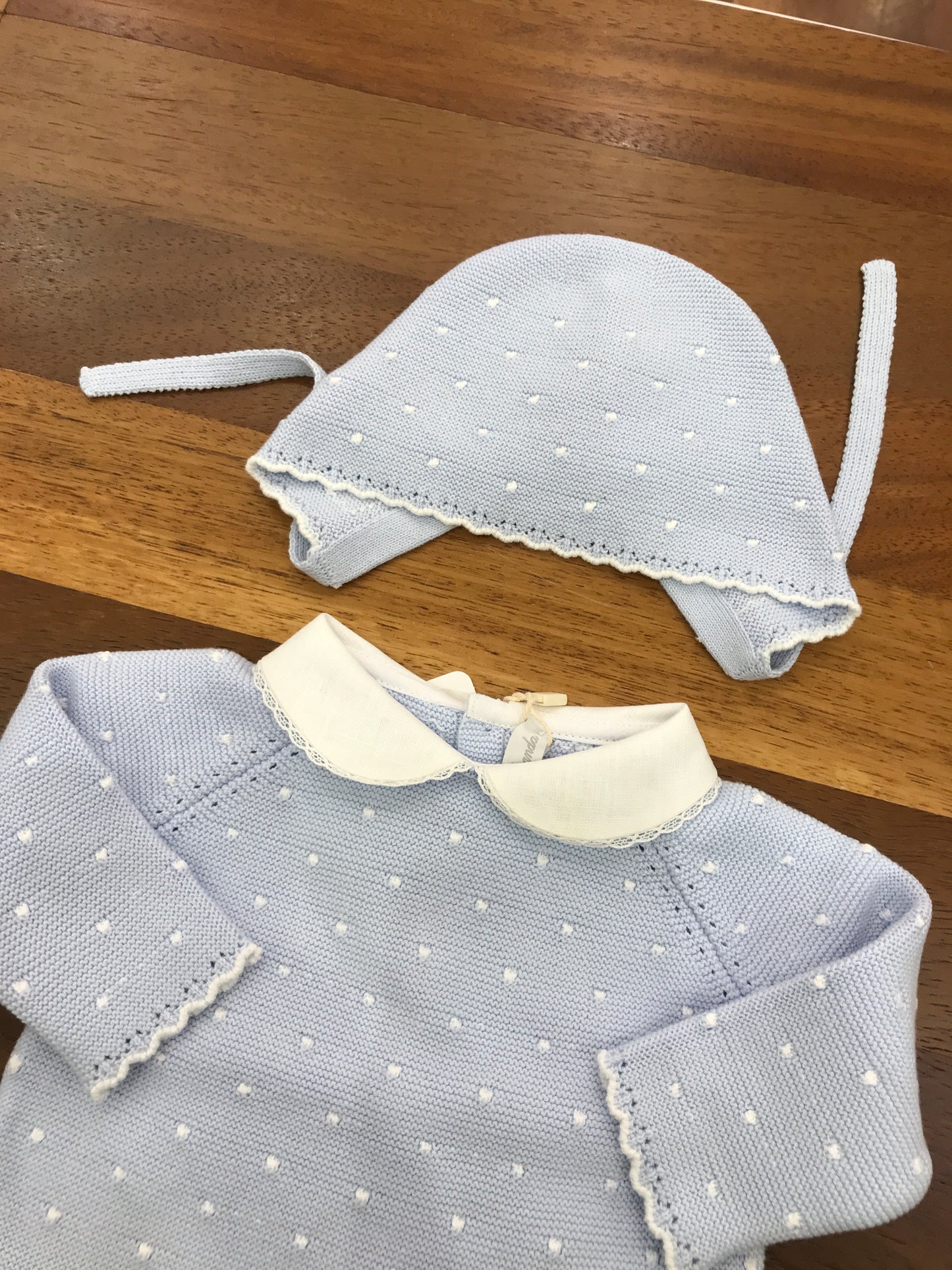 Tutina Martin Aranda in filo celeste due pezzi con pois bianchi sul davanti collo bianco con abbinata cuffia