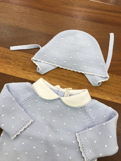 Tutina Martin Aranda in filo celeste due pezzi con pois bianchi sul davanti collo bianco con abbinata cuffia