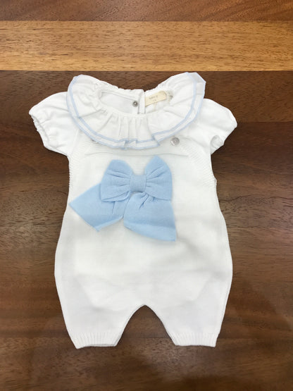 Salopette Baby Lord in filo bianco con bretelle con fiocco celeste applicato sul davanti