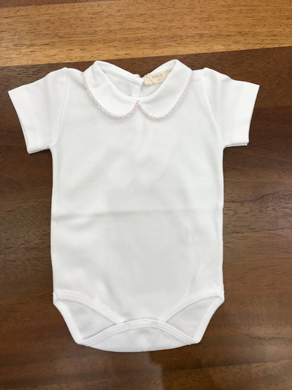 Body Baby Gi mezza manica con collo tondo rifinito con ricami rosa