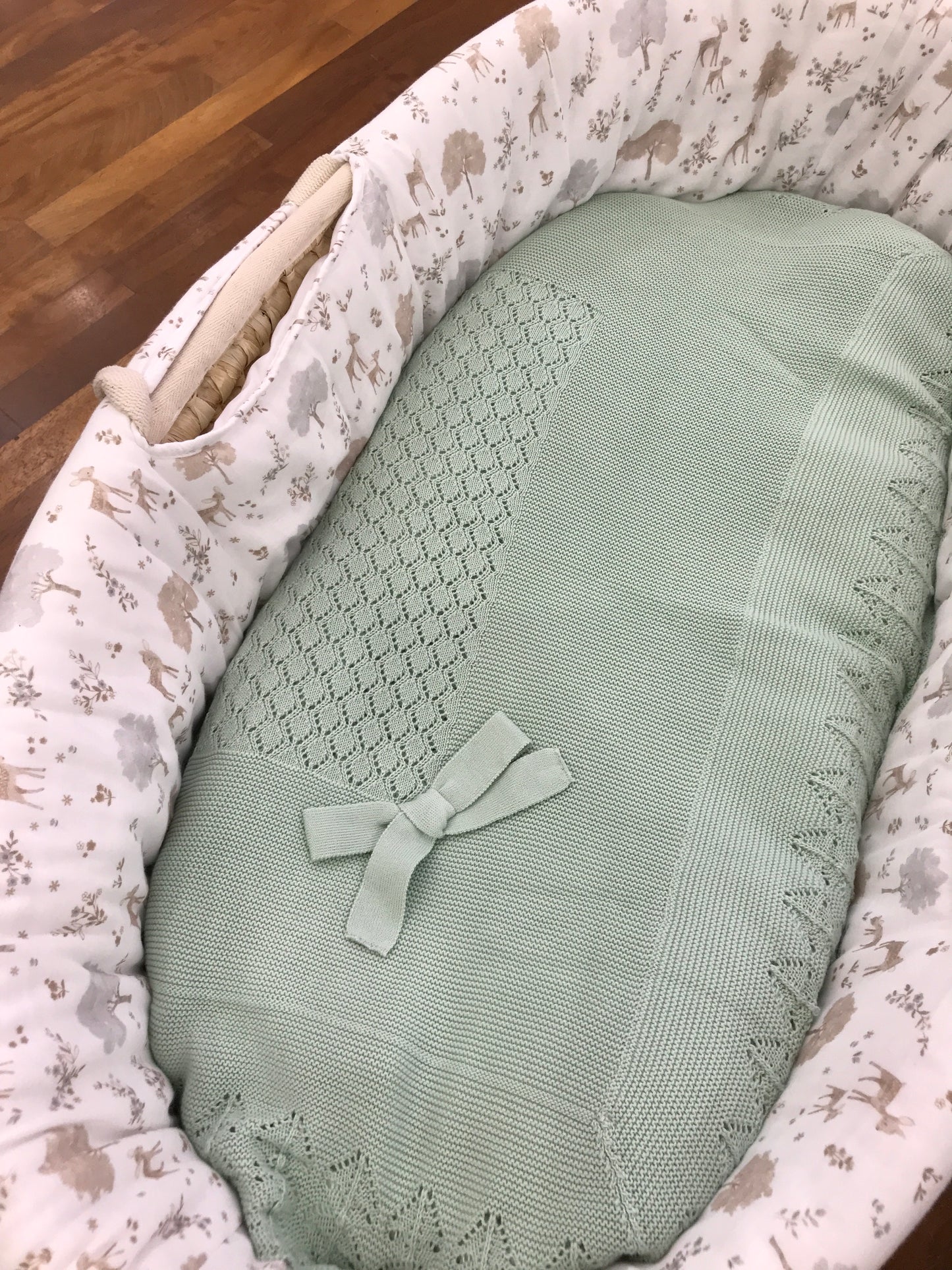 Coperta PCS in filo verde smerlata con lavorazione centrale e fiocco laterale