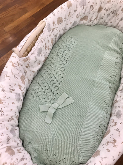 Coperta PCS in filo verde smerlata con lavorazione centrale e fiocco laterale