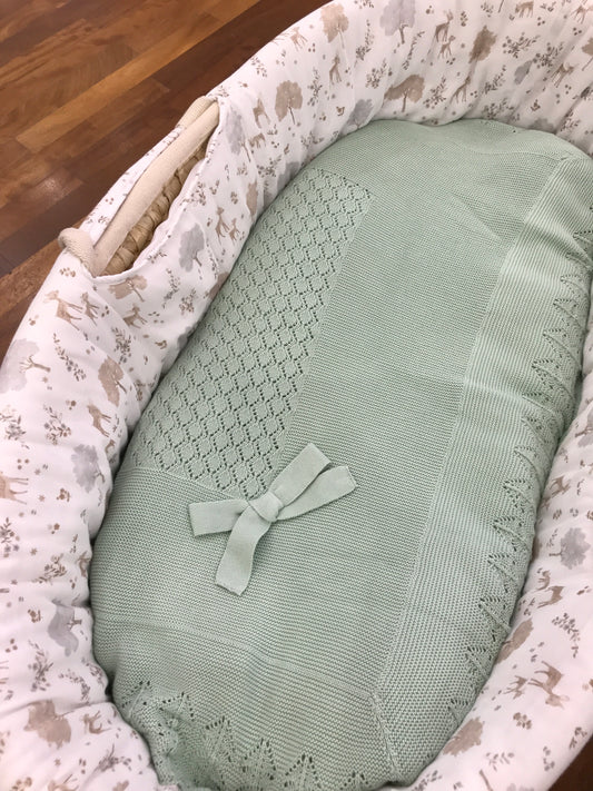 Coperta PCS in filo verde smerlata con lavorazione centrale e fiocco laterale