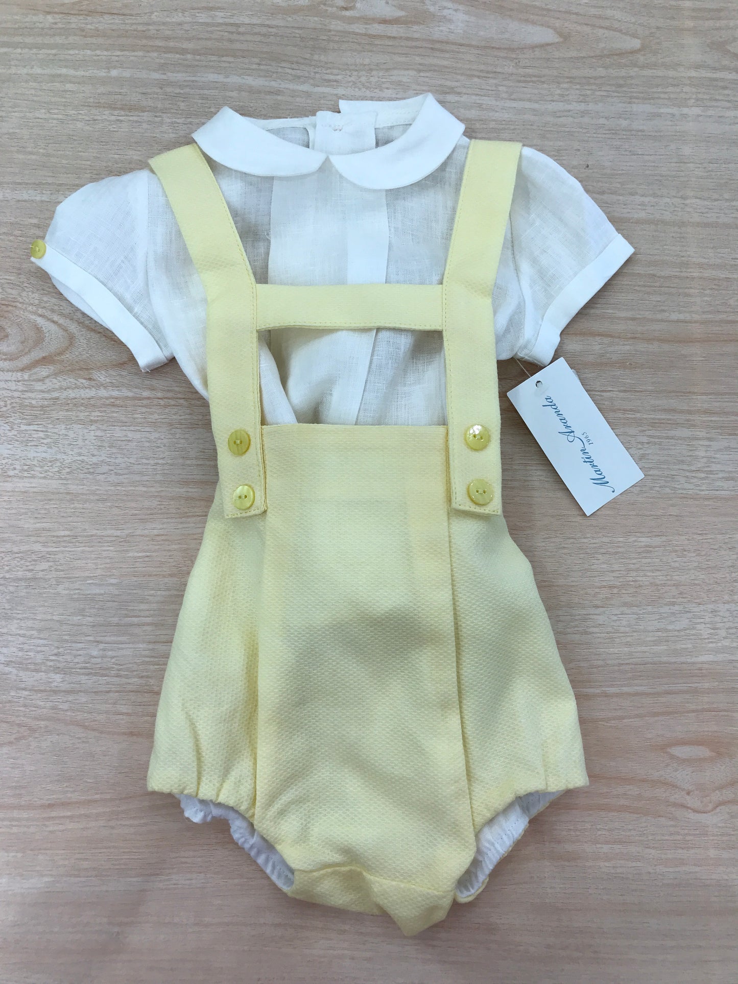 Completo Martin Aranda in lino salopette con bretelle in giallo camicia mezza manica bianca con collo tondo
