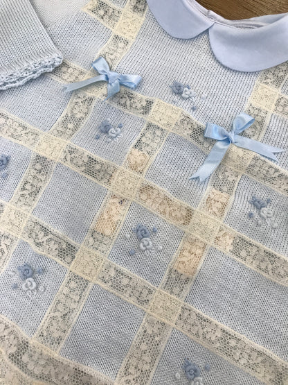 Tutina Ladia in filo celeste con applicazione di valancienne roselline e fiocchetti