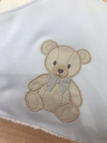 Telo Bagnetto Baby Gi in spugna con bordo celeste con triangolo celeste con orsetto ricamato con fiocchetti grigio
