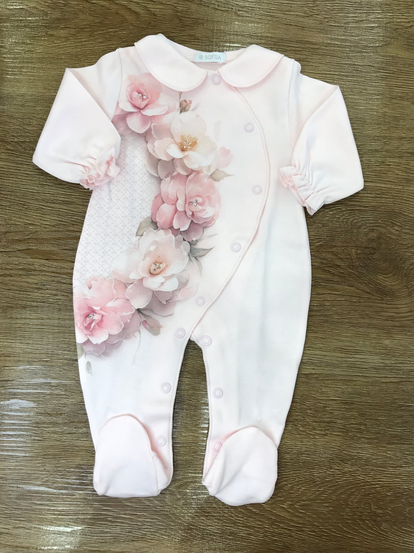 Coordinato Sofija in caldo cotone rosa mussola con cappellino e tutina intera decorati da camelie