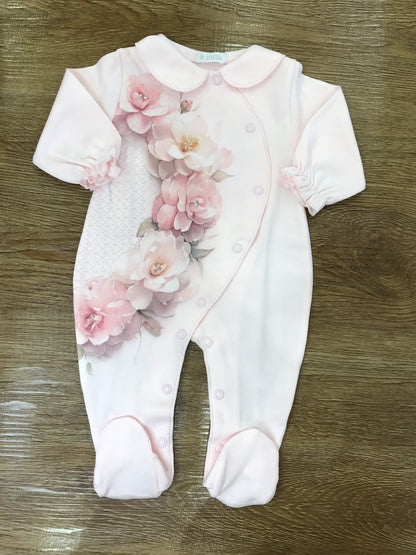 Coordinato Sofija in caldo cotone rosa mussola con cappellino e tutina intera decorati da camelie
