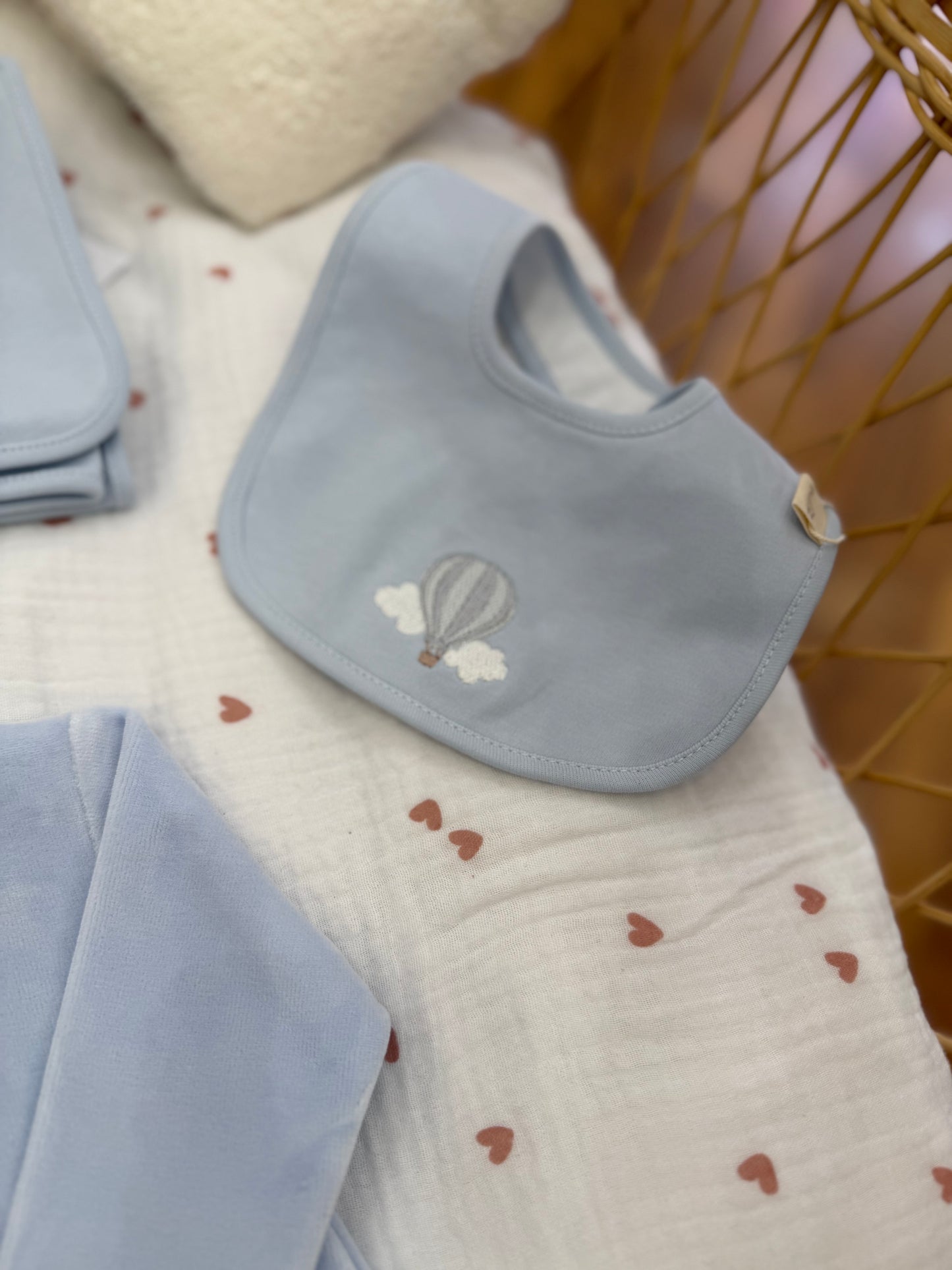 Coordinato nascita Baby Gi tutina intera in ciniglia bavetta mussola e accappatoio abbinate con piccola mongolfiera