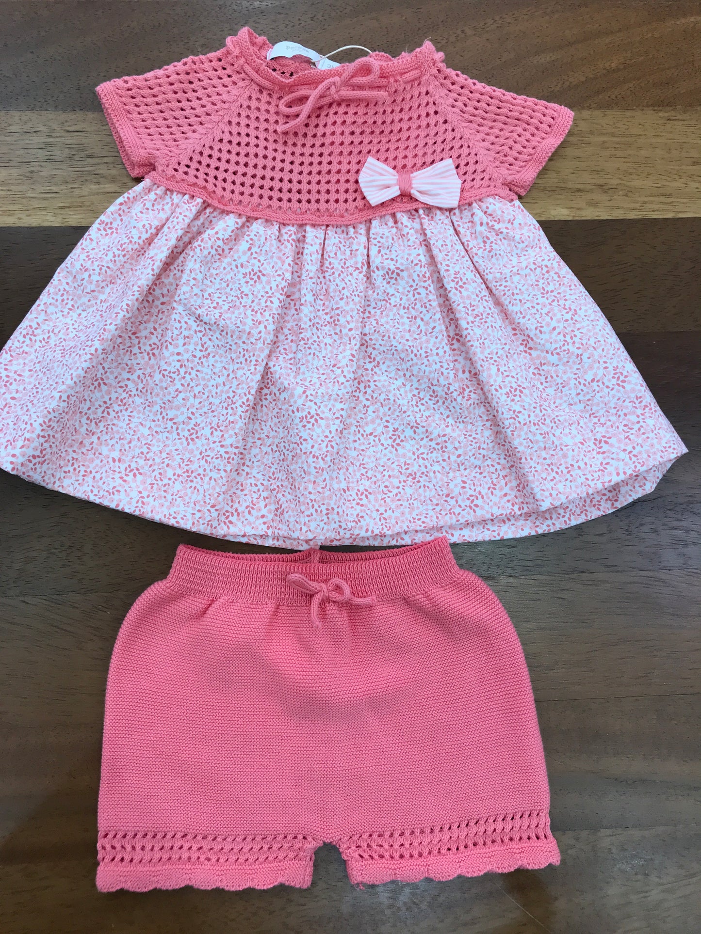 Completo PCS in filo due pezzi abitini con corpetto in filo traforato il sotto con fiorellini e abbinato pantalone corto tutto in tonalità corallo