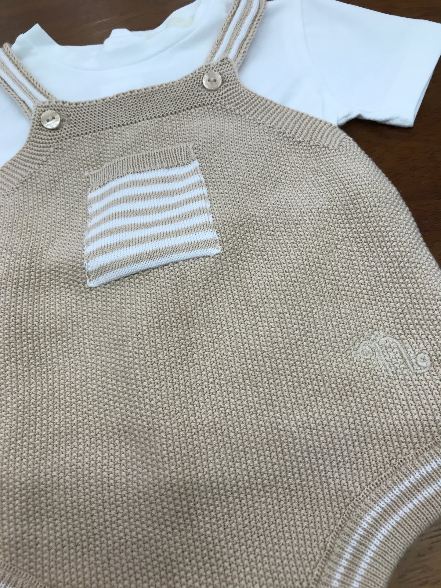 Pagliaccetto Nanan in filo beige con dettagli bianchi con maglietta in cotone mezza manica